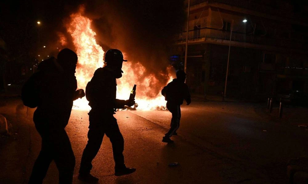 Ομάδα 20 ατόμων έριξε μολότοφ σε διμοιρίες της αστυνομίας στα Εξάρχεια